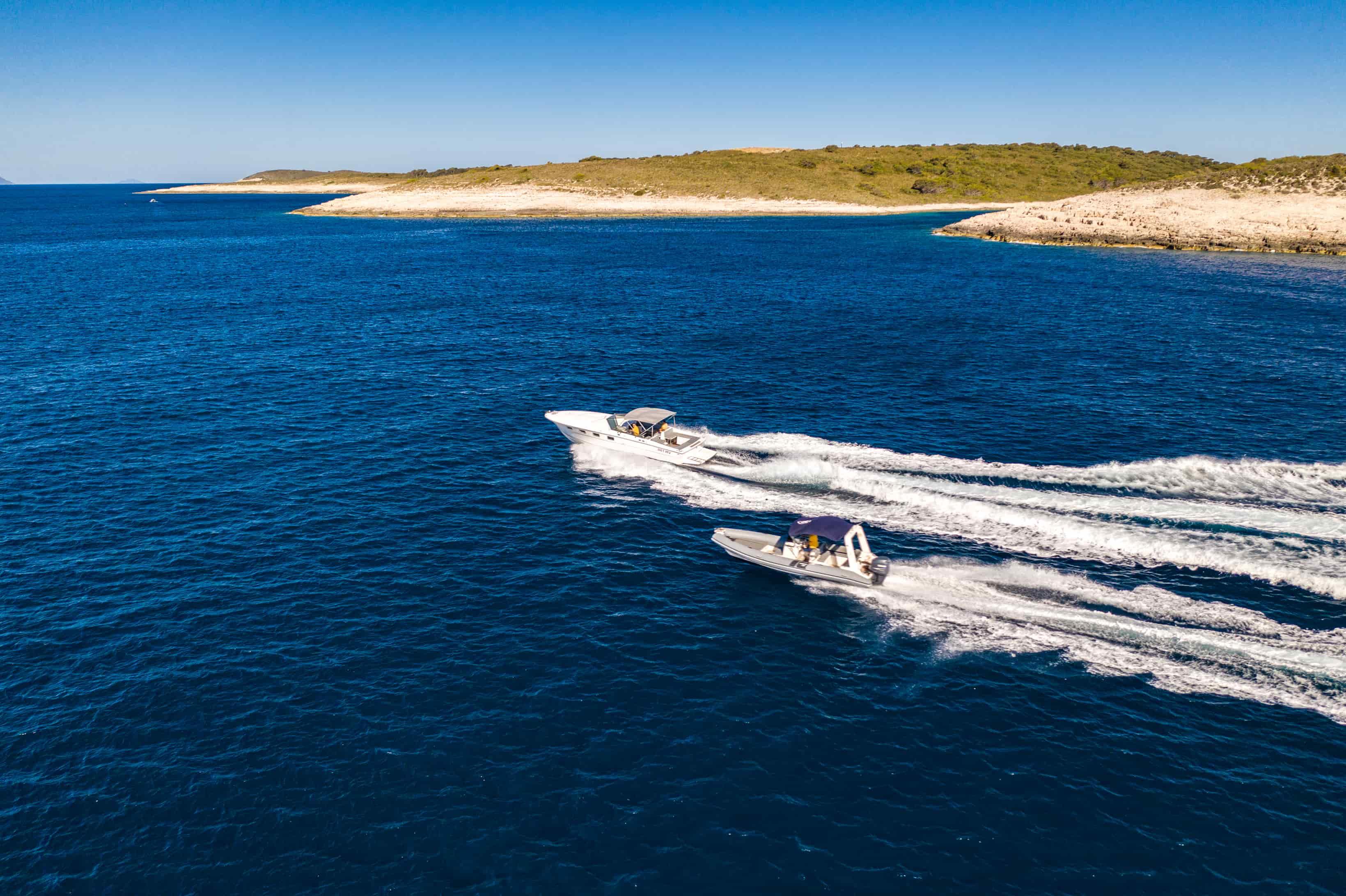 Speedboat tour between islands