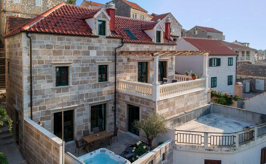 Villa Hvar town piazza